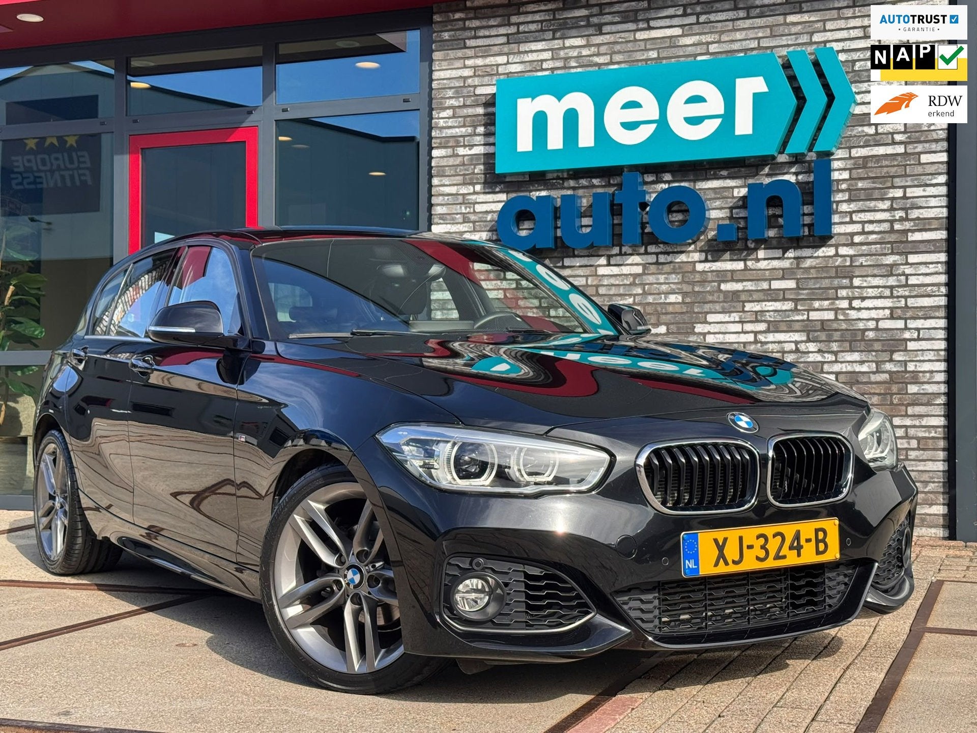 BMW 1-serie 118i High Executive M-SPORT AUT. NAVI.PROF l LED, Auto's, Dealer onderhouden, Gebruikt, Zwart, Bedrijf