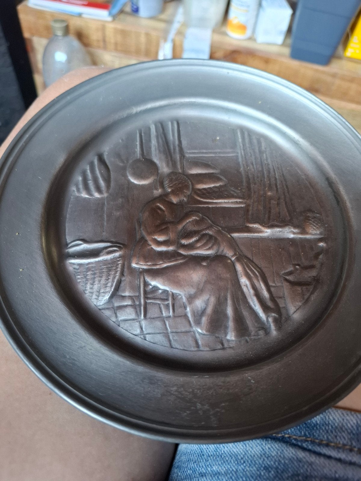 Vintage tinnen bord met reliëf: Vrouw met kind, Antiek en Kunst, Antiek | Tin, Ophalen of Verzenden