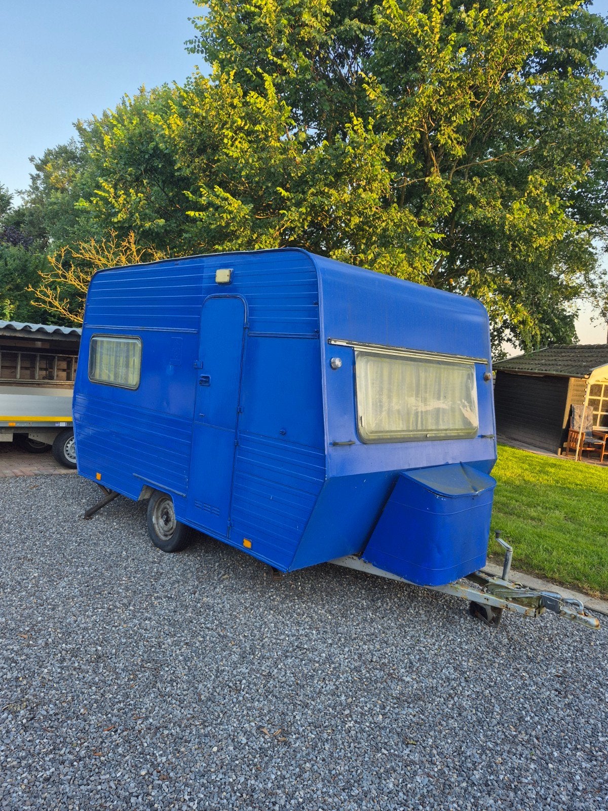 Compacte blauwe caravan - Ideaal voor klusser/camperbouw, Particulier
