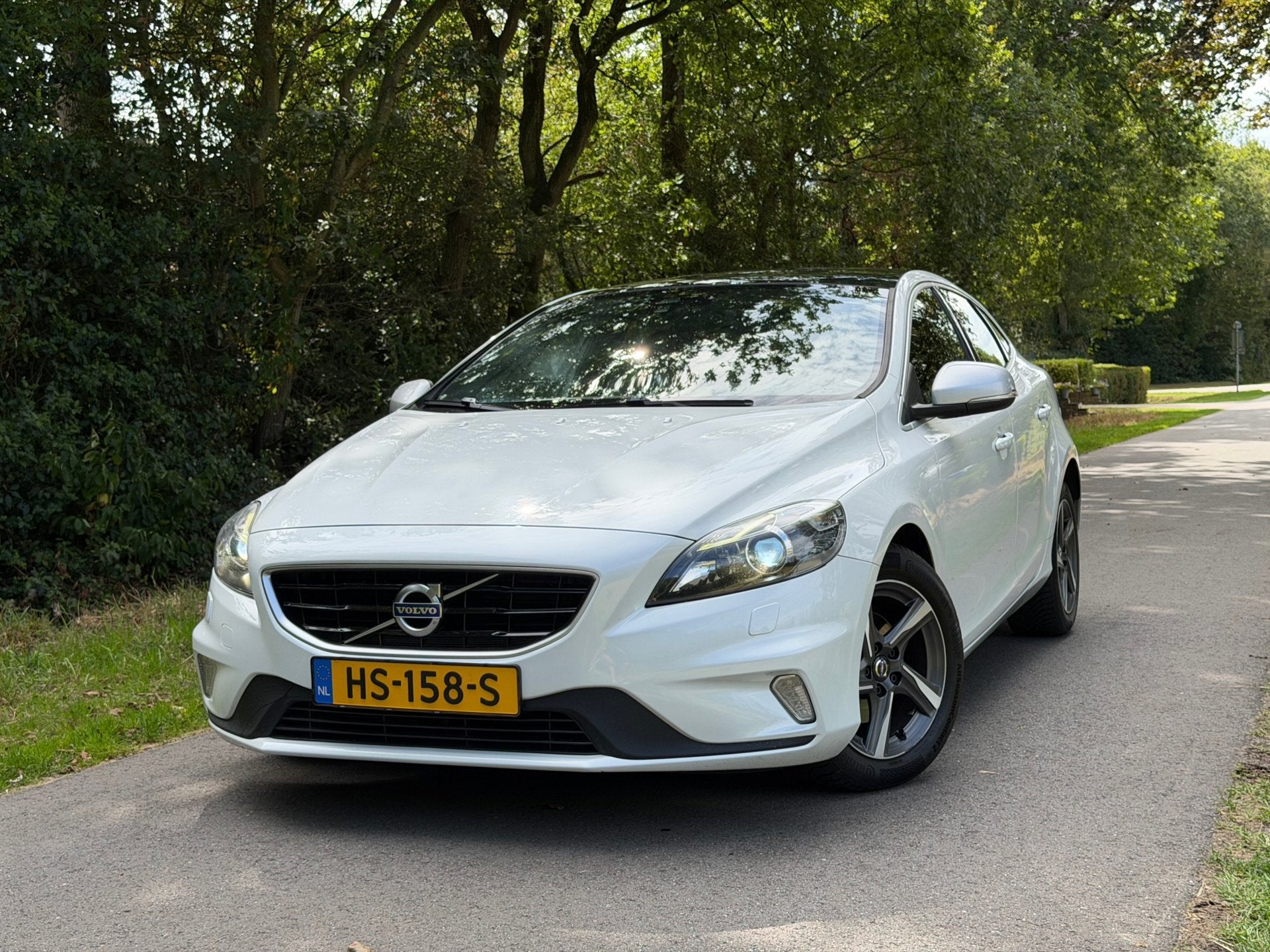 Volvo V40 2.0 D2 R-Design | Pano + Camera + Harman/Kardon Nu, Voorwielaandrijving, Gebruikt, 4 cilinders, 1969 cc