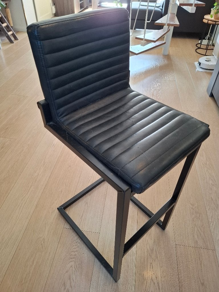Twee zwarte barkrukken met rugleuning en metalen onderstel, Ophalen, Met voetsteun, 60 tot 90 cm, 2 krukken