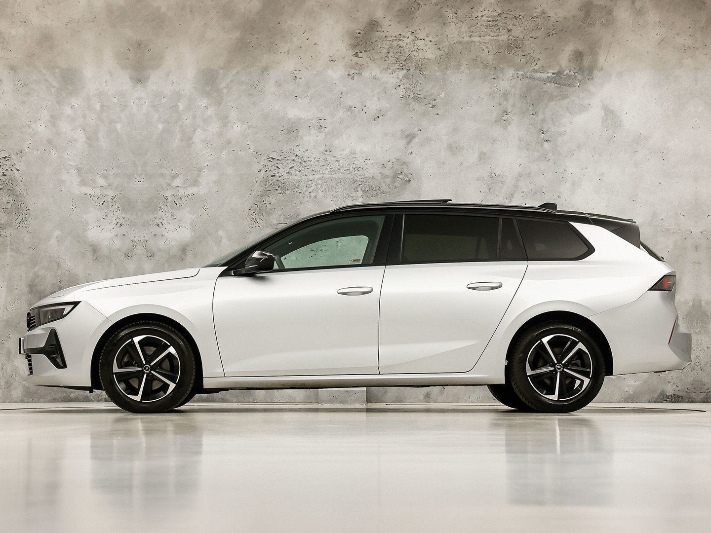 Opel Astra Sports Tourer 1.2 GS Line Automaat (PANORAMADAK,, 12 maanden, 1199 cc, Leder en Stof, 131 pk