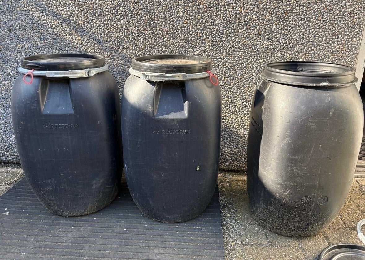 Zwarte en rode vaten met deksel en klemband voerton, Gebruikt, 40 tot 60 cm, Bak of Kist, Minder dan 50 cm