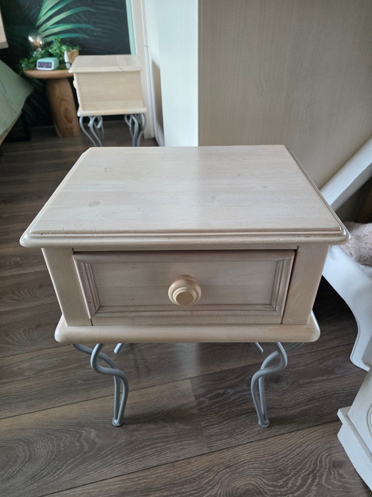 Nachtkastjes met lade en metalen onderstel, Ophalen, Gebruikt, Minder dan 45 cm, 55 tot 70 cm
