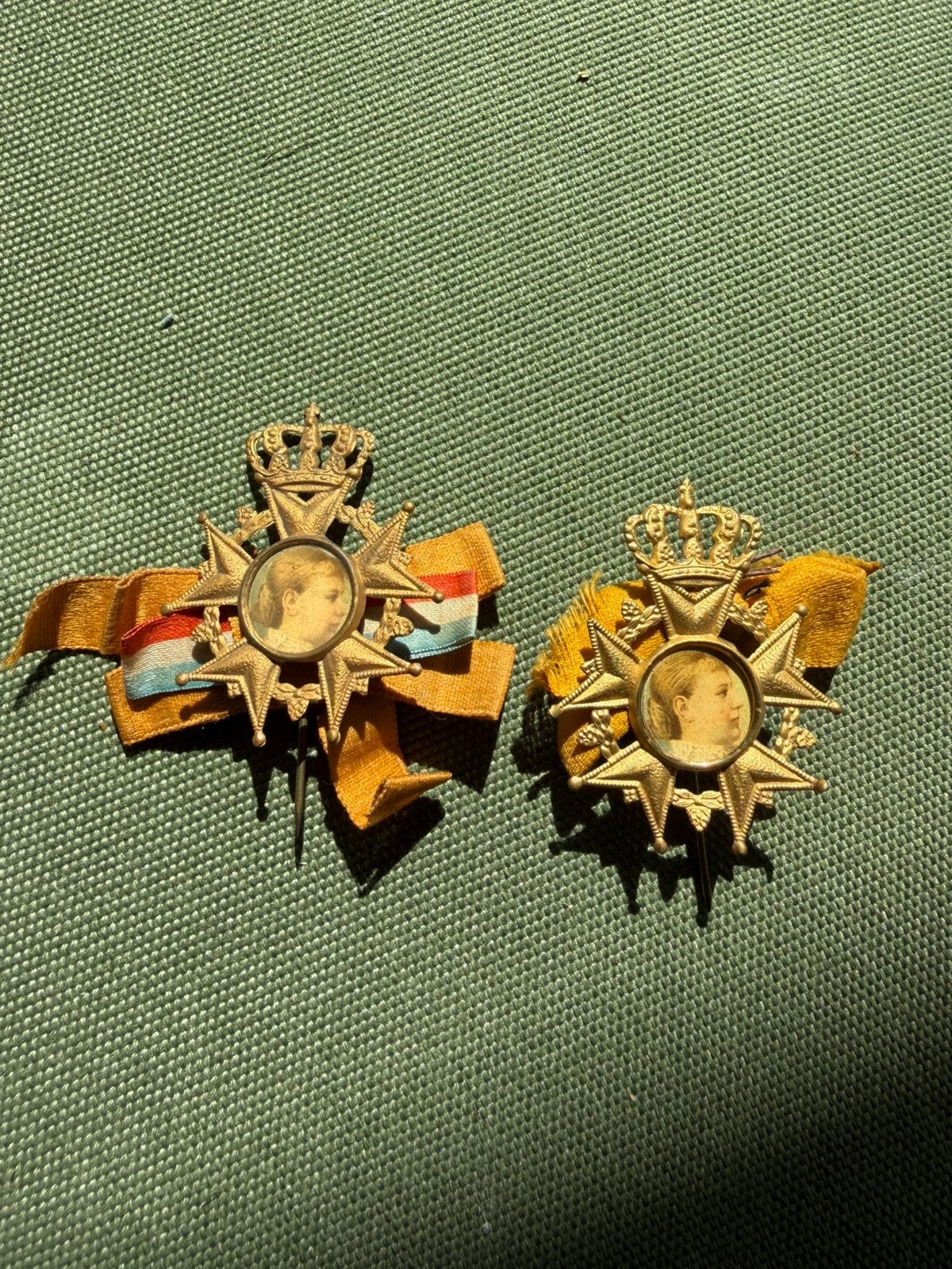 2x Wilhelmina 1898 inhuldiging fotospeld broche Oranje, Postzegels en Munten, Penningen en Medailles, Ophalen of Verzenden