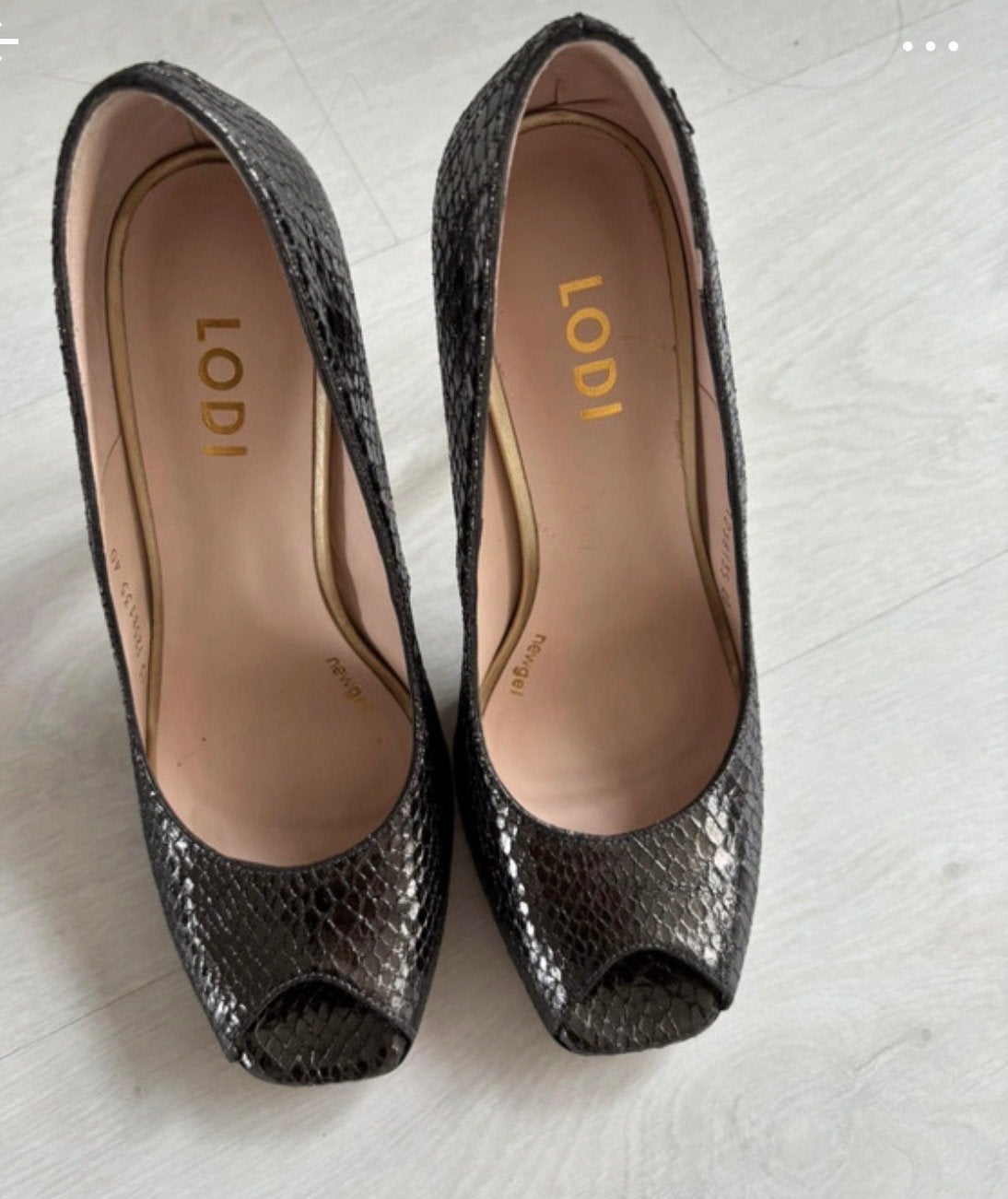 Nieuw - Lodi Peep Toe Pumps - Slangenprint - Maat 40, Kleding | Dames, Pumps, Nieuw, Ophalen of Verzenden, Grijs