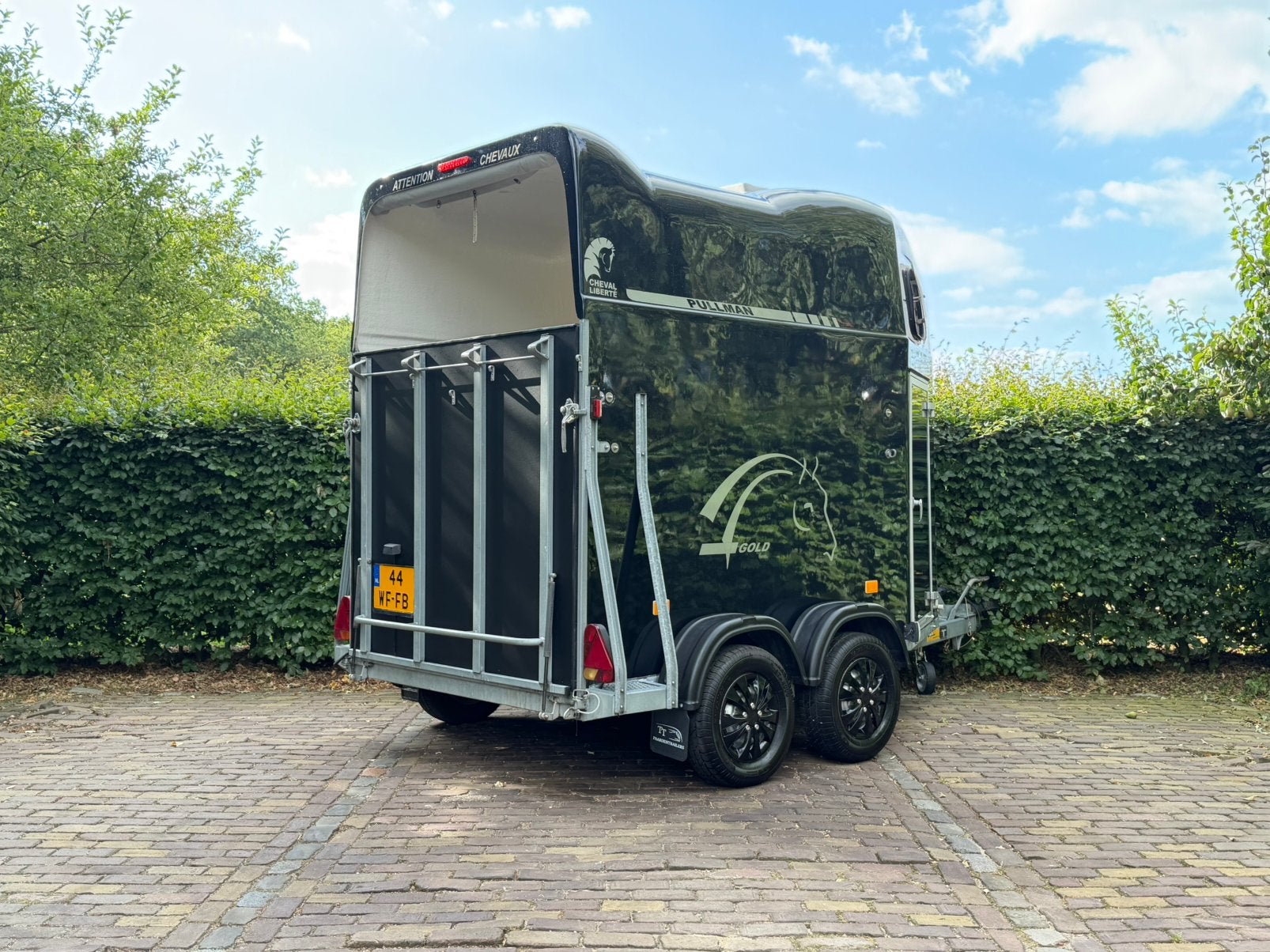 Super mooie 2 paards cheval liberte kunstof bodem zadelkamer, Ophalen, Zo goed als nieuw, 2-paards trailer, TT paardentrailers
