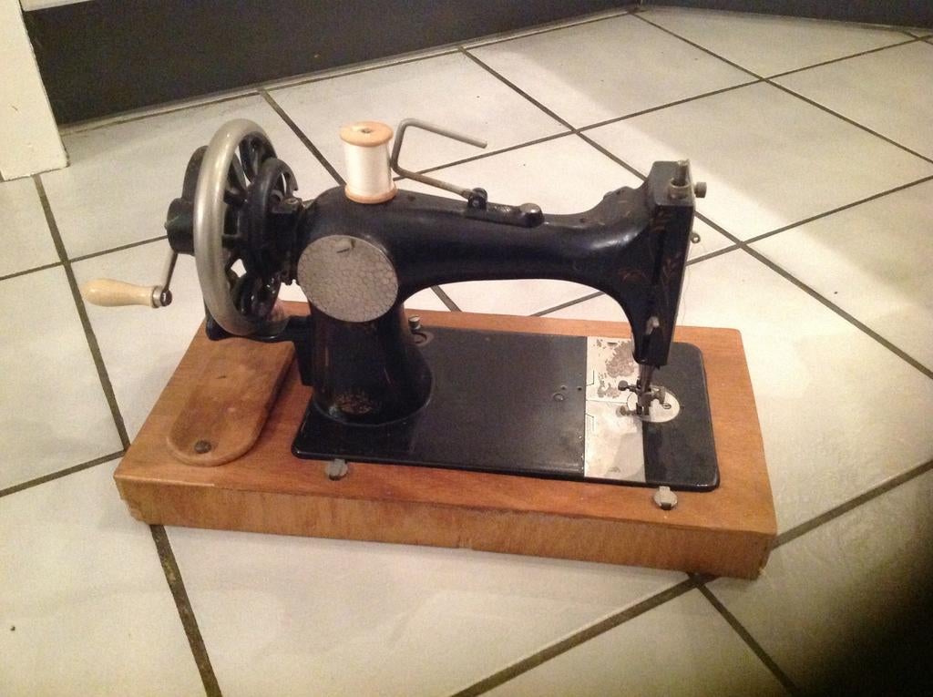 Antieke naaimachine
Merk Vesta, Antiek en Kunst, Antiek | Naaimachines, Ophalen of Verzenden