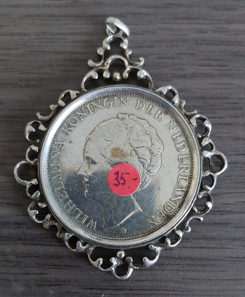 Zilveren rijksdaalder Wilhelmina in zilveren kader hanger, Ophalen of Verzenden, Koningin Wilhelmina, 2½ gulden, Zilver
