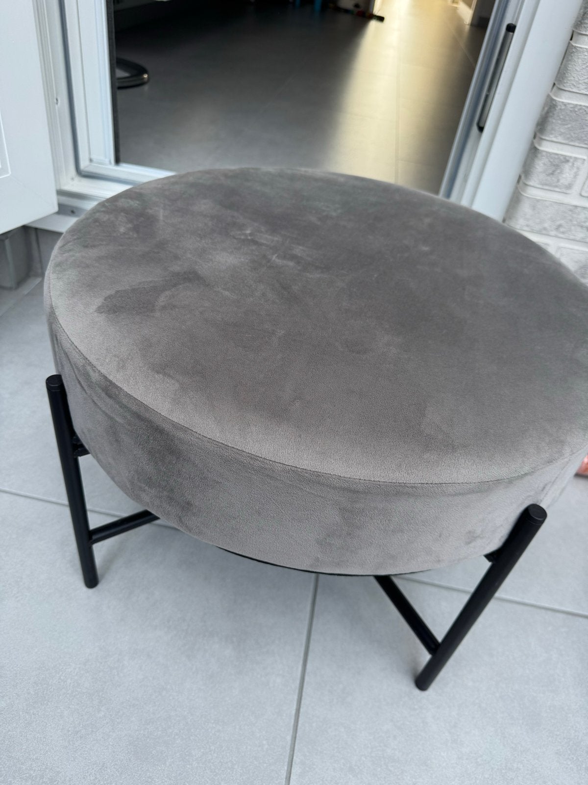 Stijlvolle grijze poef met zwart metalen onderstel, Ophalen of Verzenden, Zo goed als nieuw, Staal