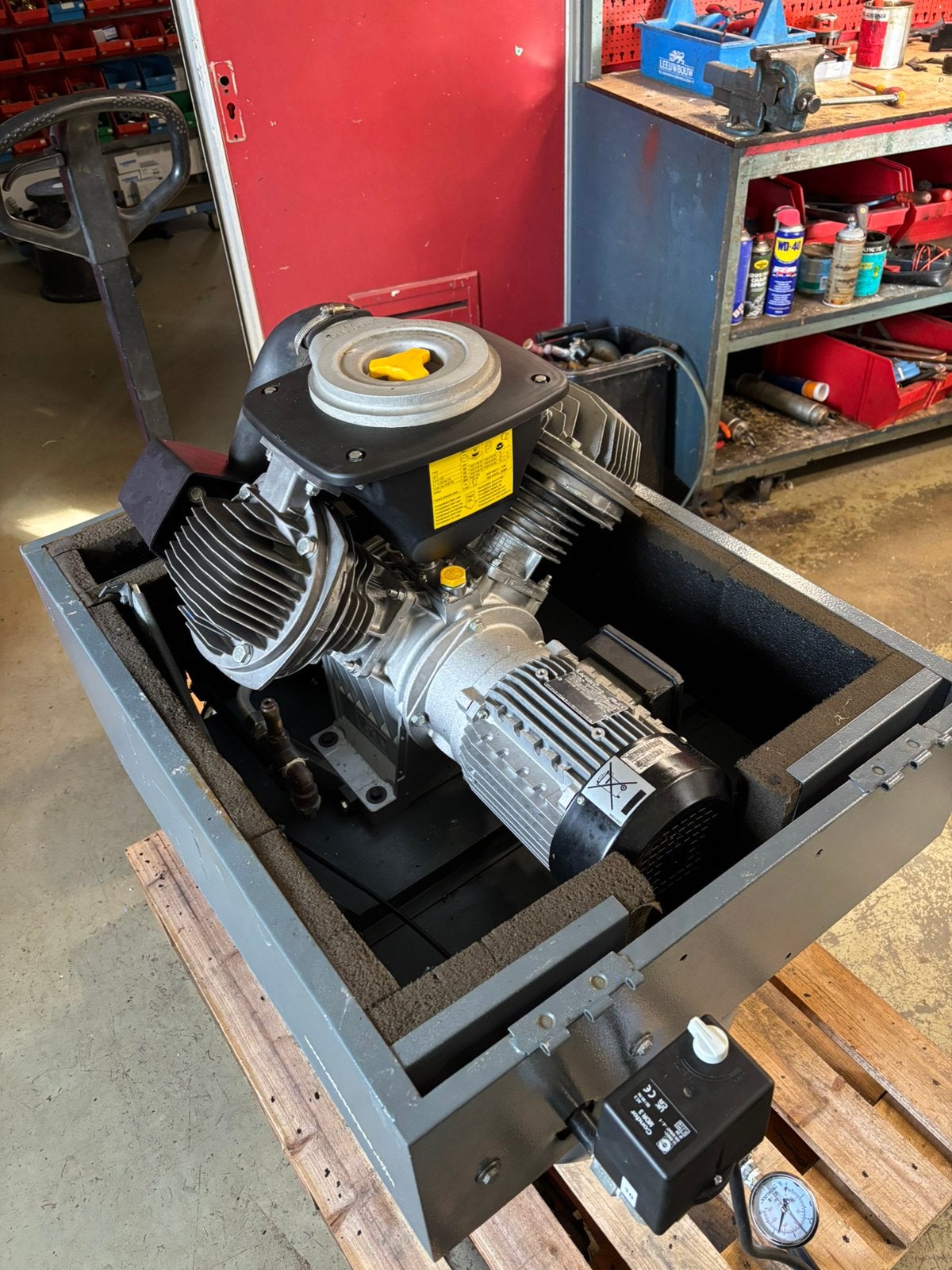 Compressor 400 v atlas copco supper geluid gedempt, Doe-het-zelf en Verbouw, 100 liter of meer, Ophalen of Verzenden, Zo goed als nieuw