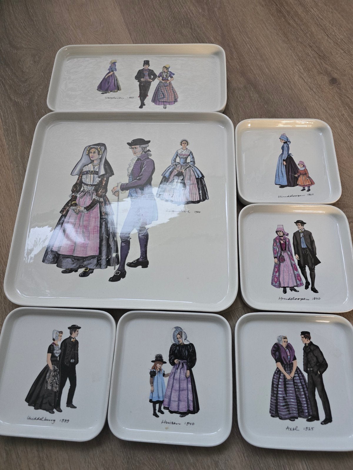 Villeroy & Boch gebakset met traditionele klederdracht, Huis en Inrichting, Villeroy & Boch, Vintage, Ophalen of Verzenden, Porselein
