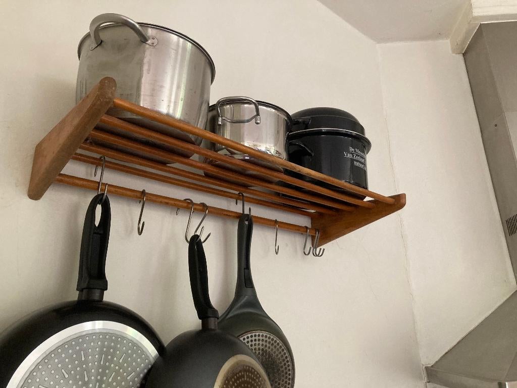 Twee vintage houten keukenrekjes pannenrekjes muurrekjes, Ophalen of Verzenden