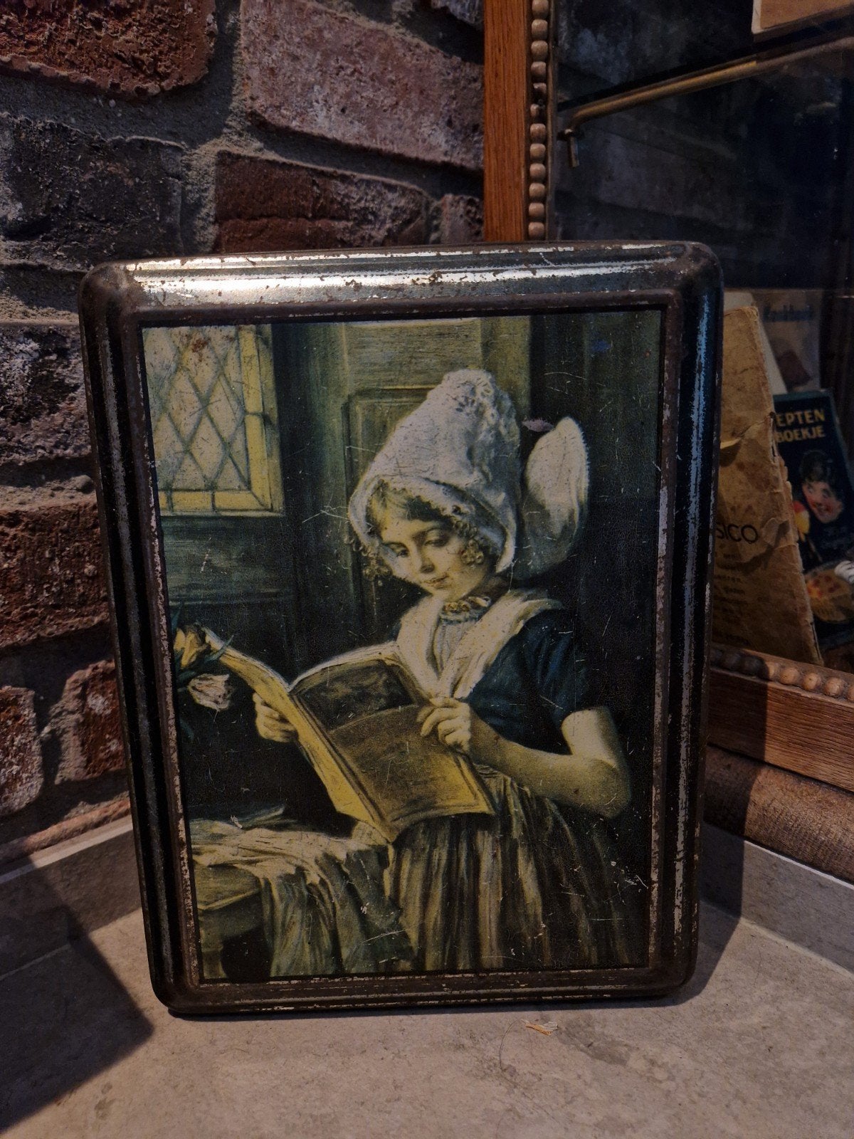 oud blik met boerinnetje la petite Hollandaise lisant, Ophalen of Verzenden