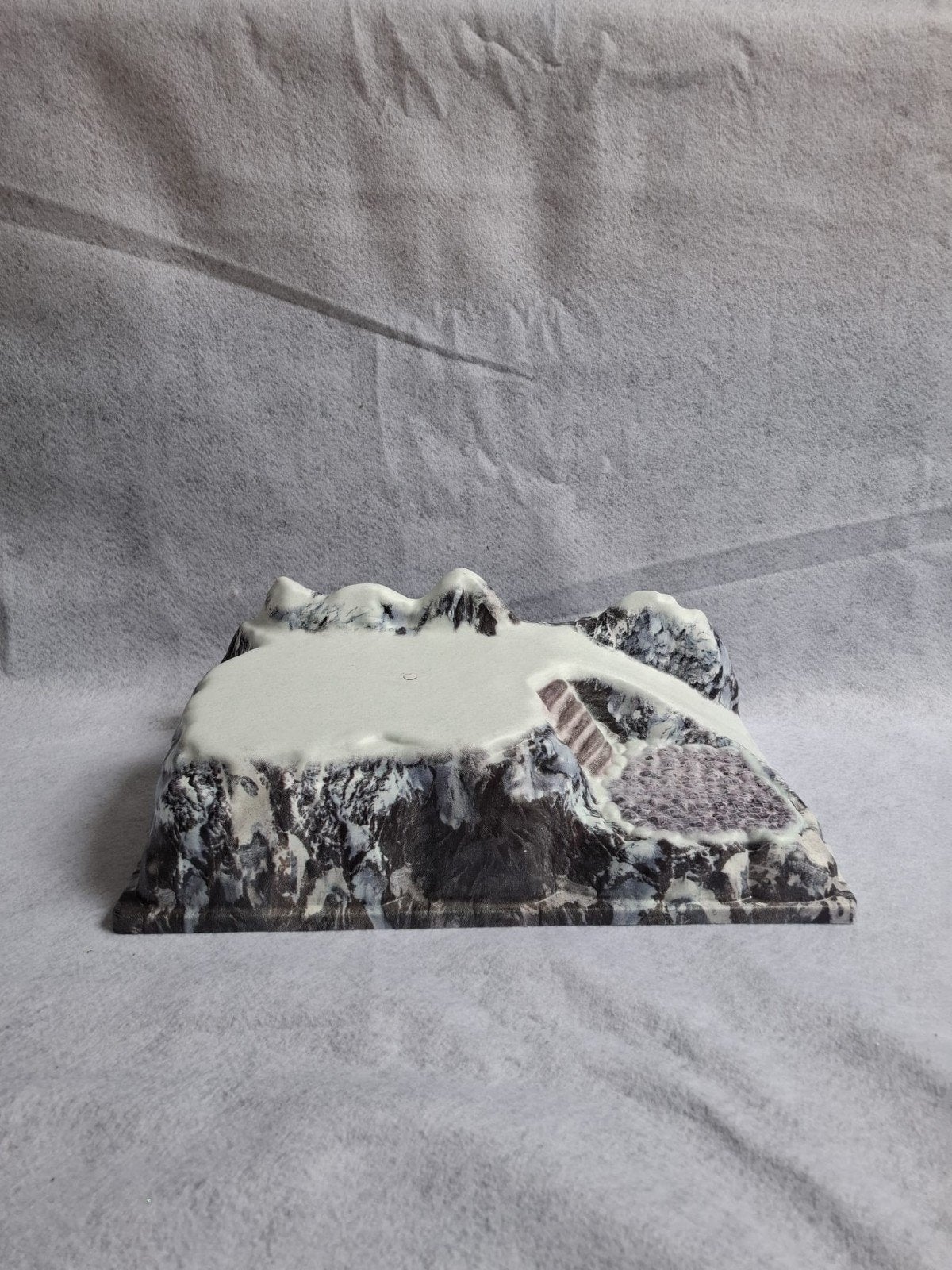 Miniatuur berglandschap met sneeuw - 25x42 cm, Ophalen of Verzenden, Gebruikt