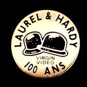 Laurel & Hardy 100 ans pin, Verzamelen, Verzenden, Nieuw, Figuurtje, Speldje of Pin