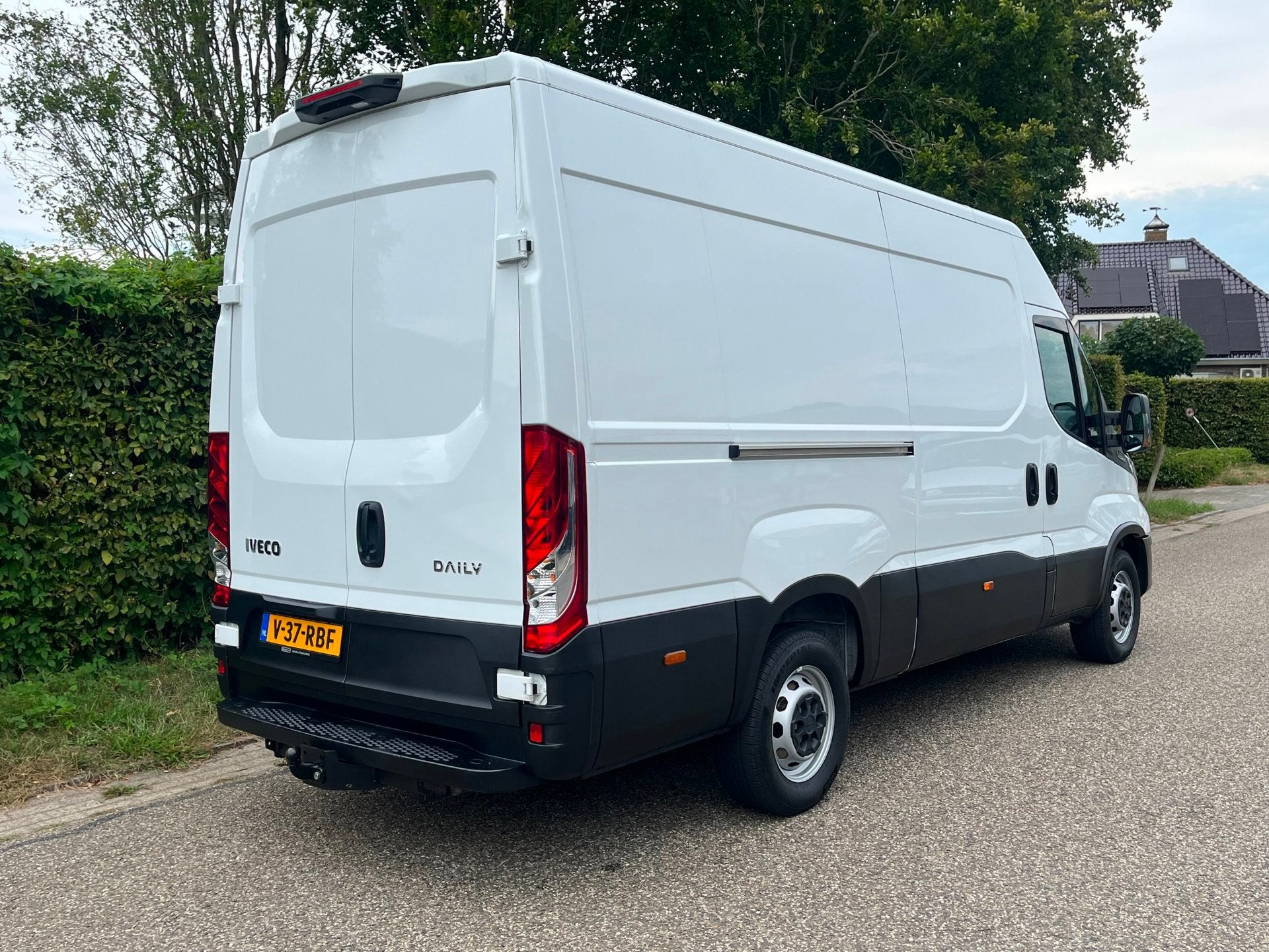Iveco Daily 35S18 L2H2 3.0 Hi Matic aut| LED | 3500kg trekge, Auto's, Automaat, Gebruikt, 4 cilinders, Wit