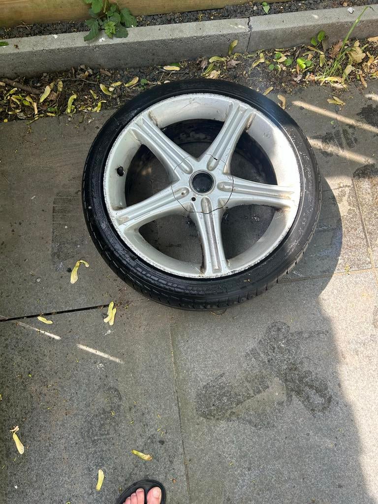 Gebruikte velg met band - 17 inch, Auto-onderdelen, Banden en Velgen, Gebruikt, Overige, Banden en Velgen, 17 inch
