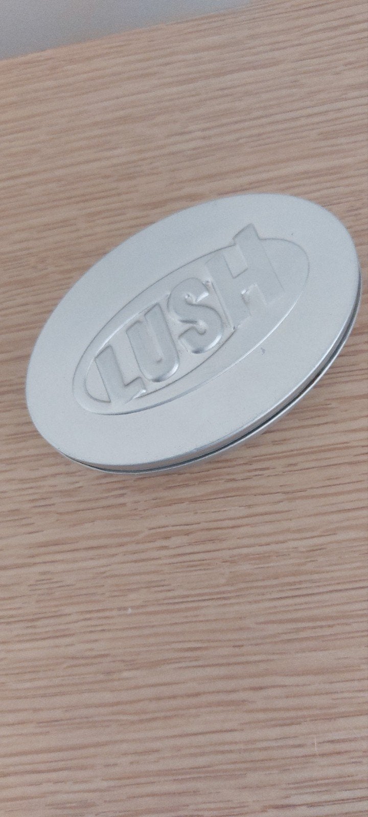 LUSH Oval Tin, Gehele gezicht, Nieuw, Ophalen of Verzenden, Toebehoren