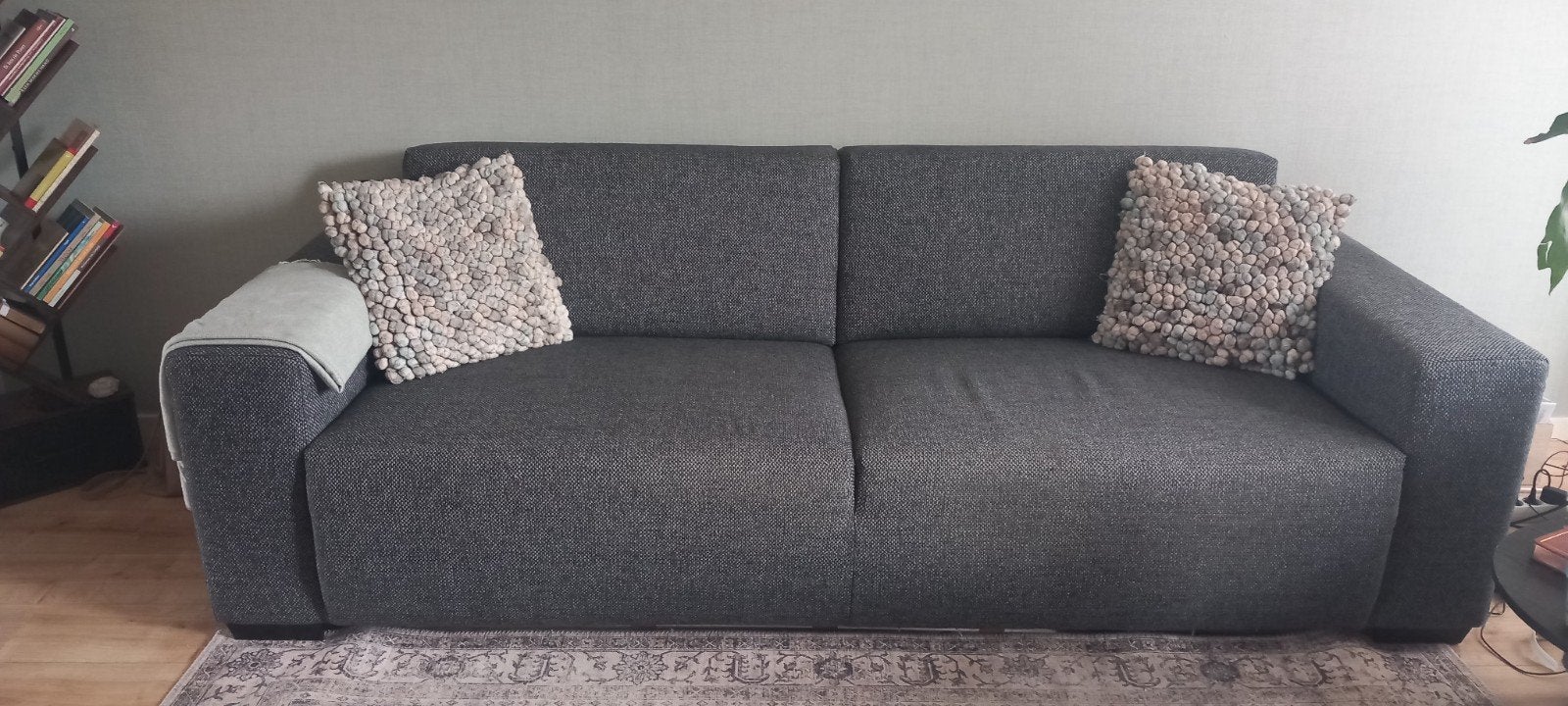Comfortabele donkergrijze rechte bank, Ophalen, Gebruikt, Minder dan 75 cm, Driepersoons