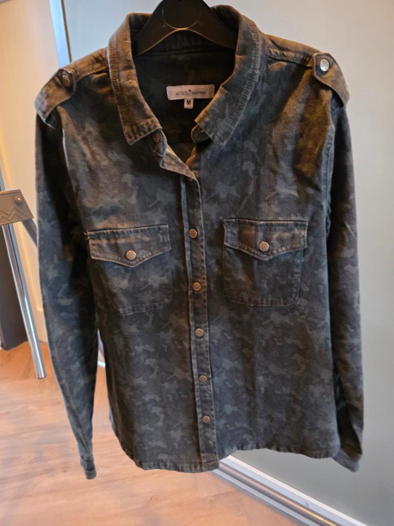 Legerprint spijkerblouse maat m valt als maat s, Ophalen of Verzenden, Zo goed als nieuw, Maat 36 (S), Groen