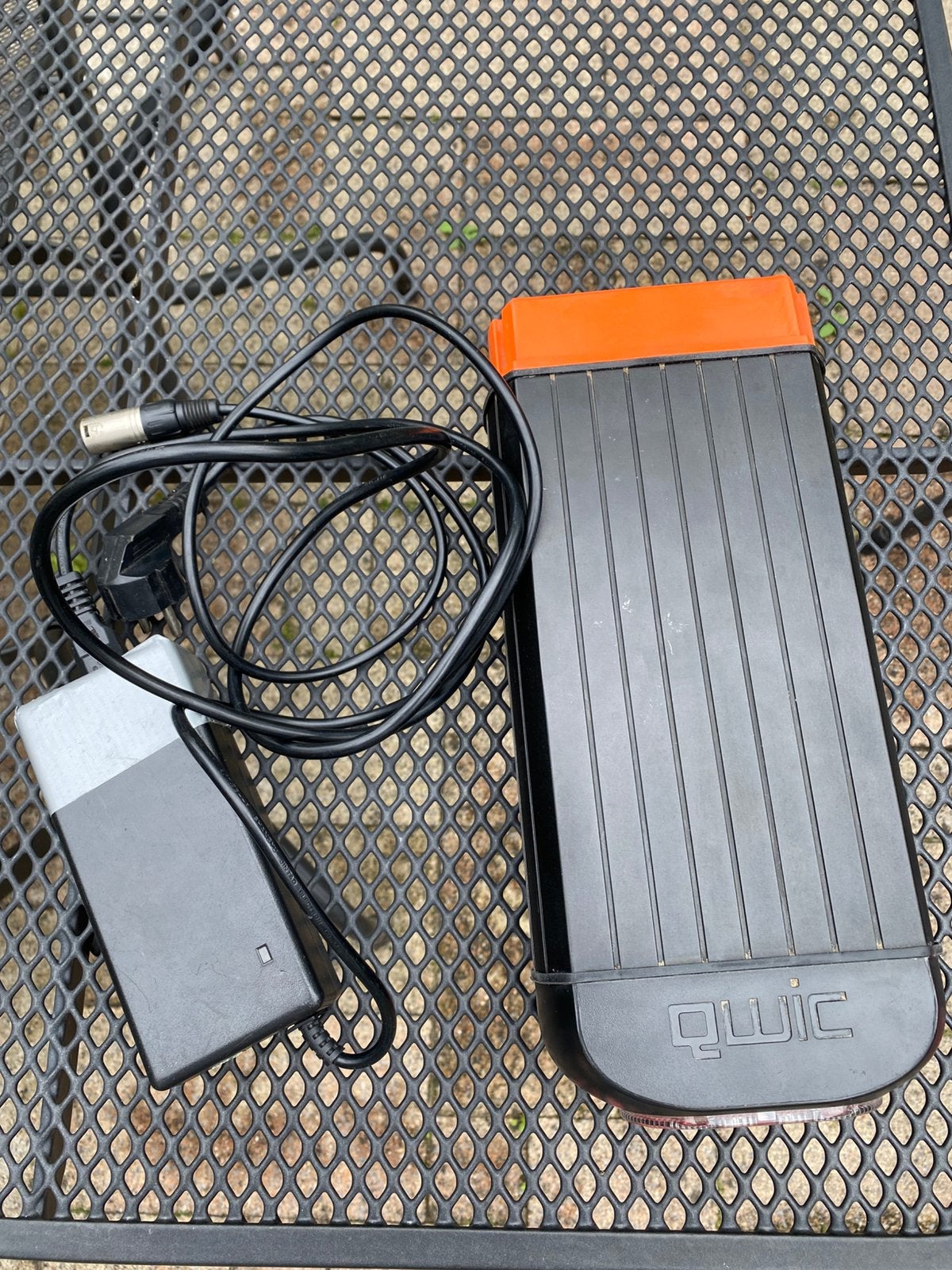 Qwic Accu met oplader voor electrische fiets, Ophalen of Verzenden, Gebruikt