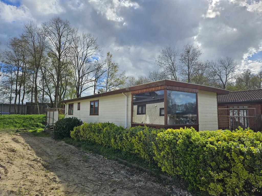 TE KOOP Chalet op toplocatie aan de Ijssel, Zwembad, 2 slaapkamers, Chalet, Bungalow of Caravan, Aan meer of rivier