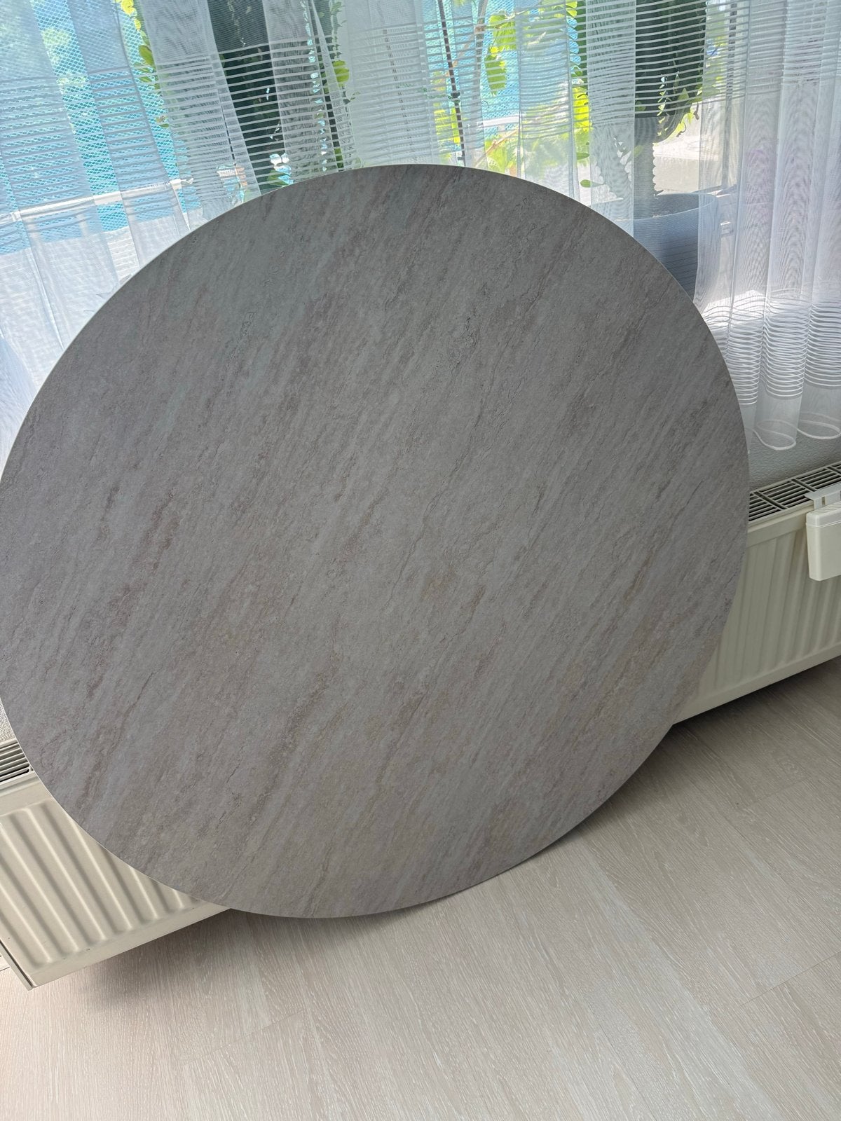 Rond tafelblad, lichtgrijs, zo goed als nieuw, Huis en Inrichting, Tafelonderdelen, Overige materialen, 100 tot 150 cm, Rond, Ophalen of Verzenden