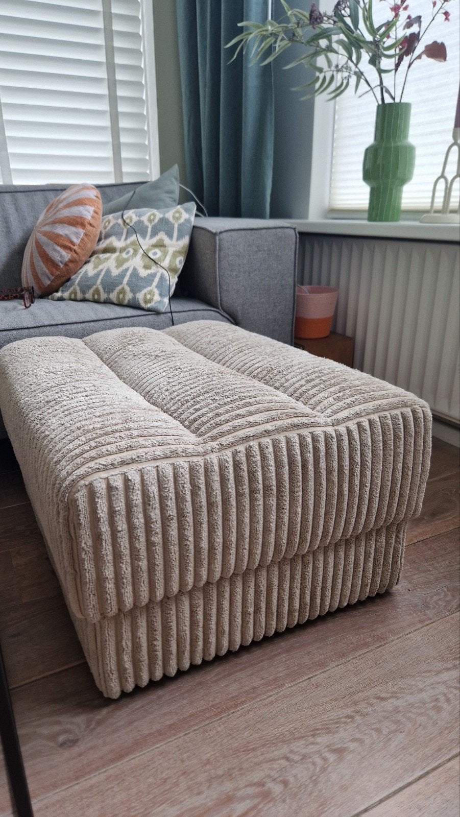 Beigekleurige ribstof poef/voetenbank, Modern, Comfortabel, Zo goed als nieuw, Stof, Rechthoekig