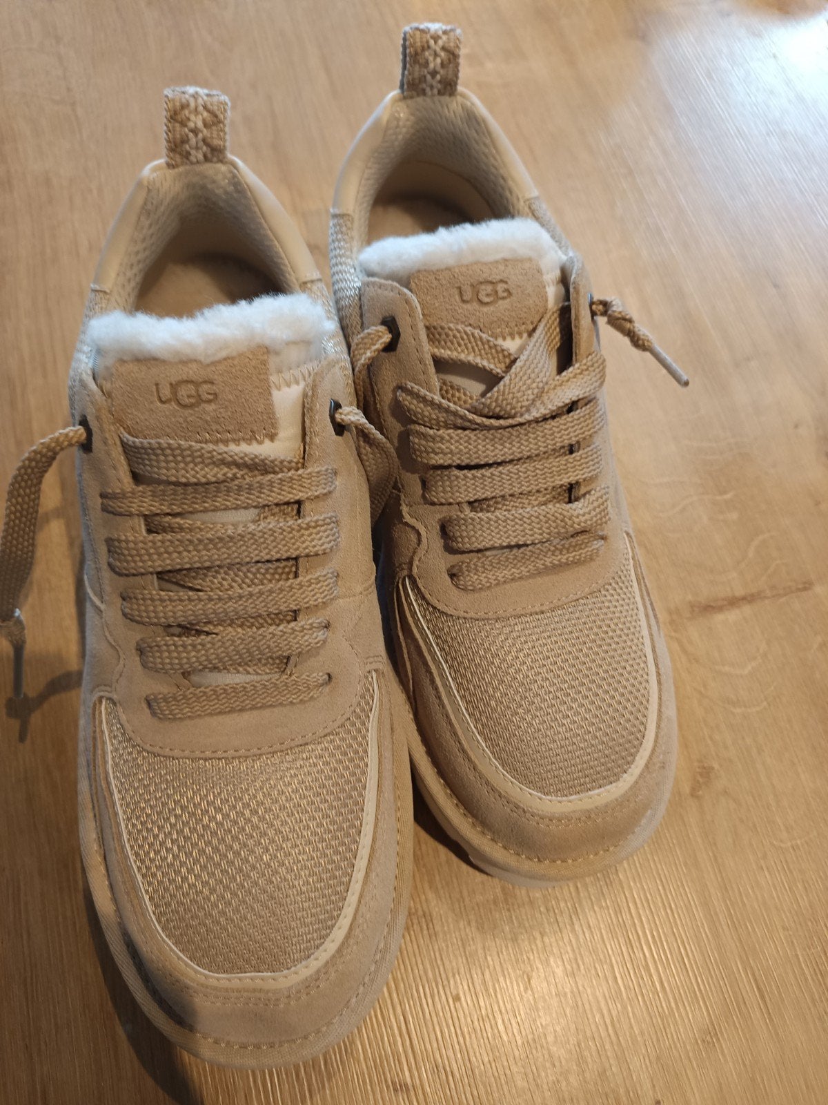 UGG Sneakers met bontvoering -  Nieuw, UGG, Beige, Nieuw, Ophalen of Verzenden