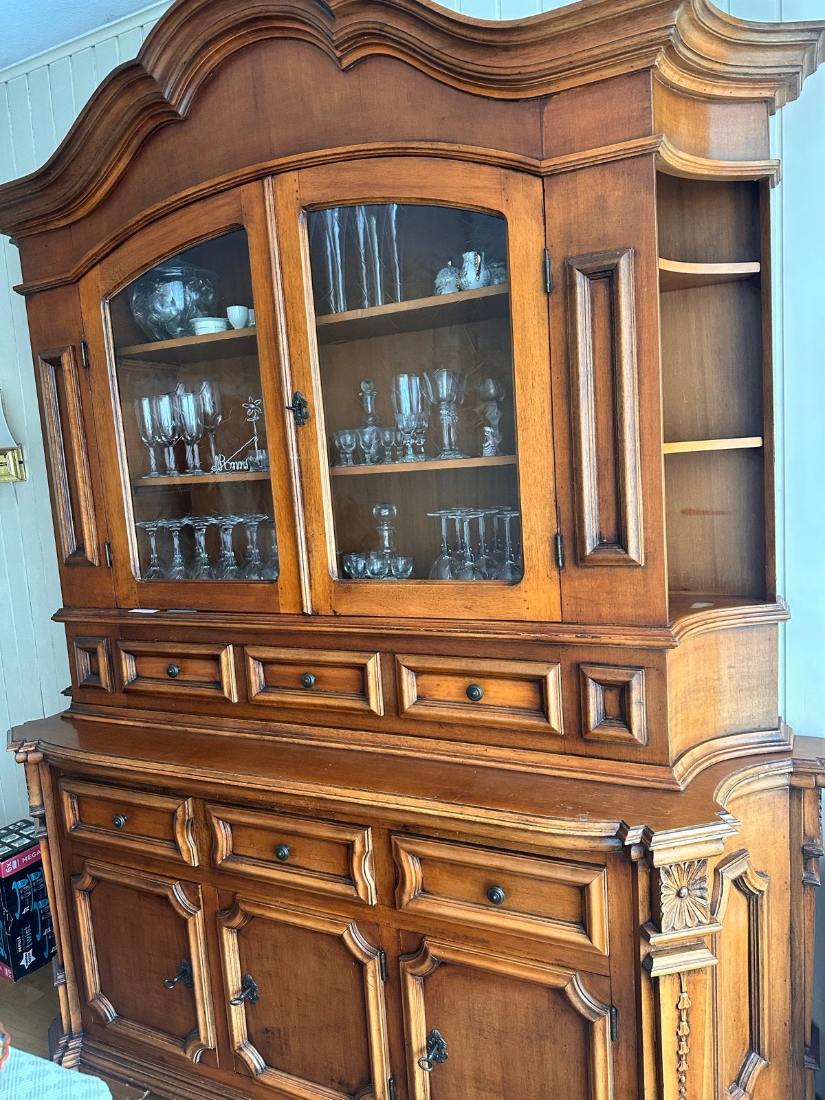 Antieke houten vitrinekast met veel opbergruimte, Antiek en Kunst, Antiek | Meubels | Kasten, Ophalen