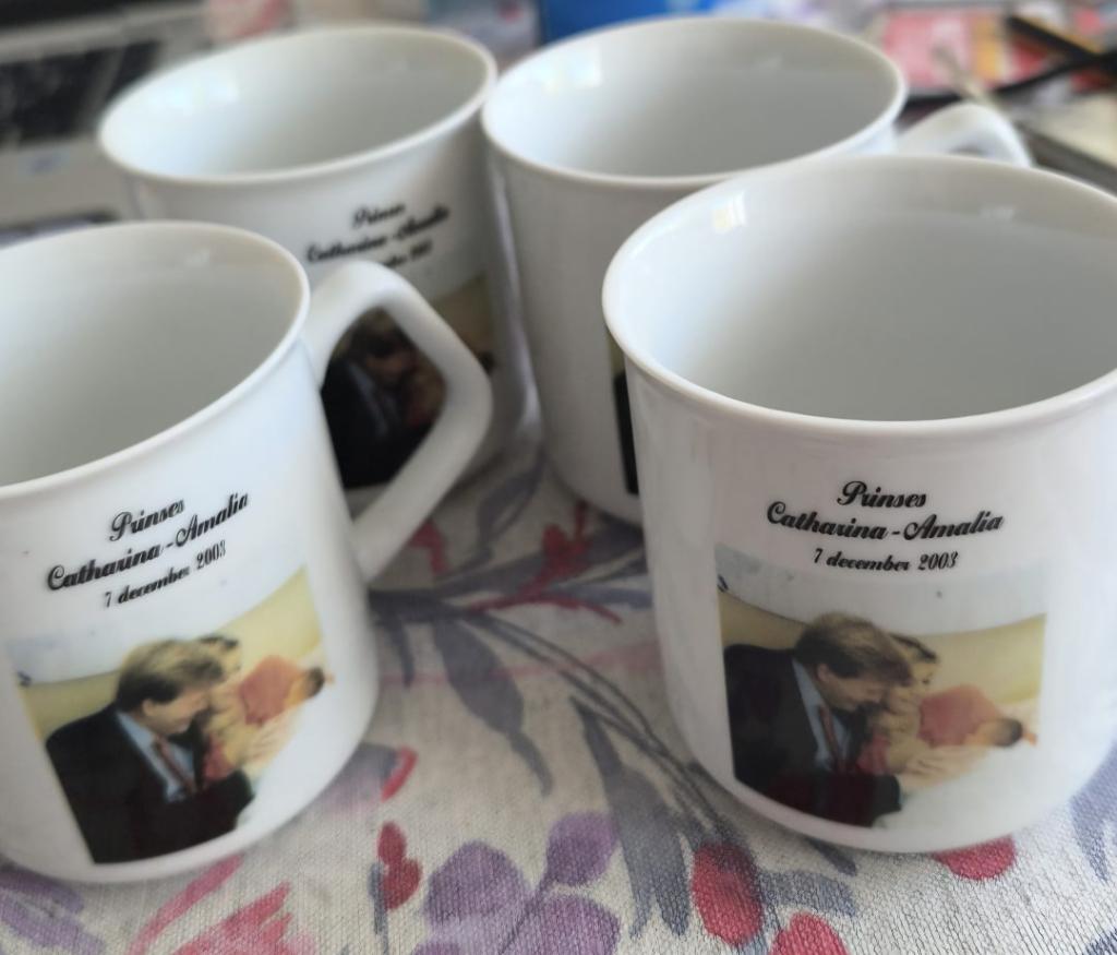 4x mok geboorte prinses Amalia 2003, Verzamelen, Ophalen of Verzenden, Nieuw, Nederland, Servies