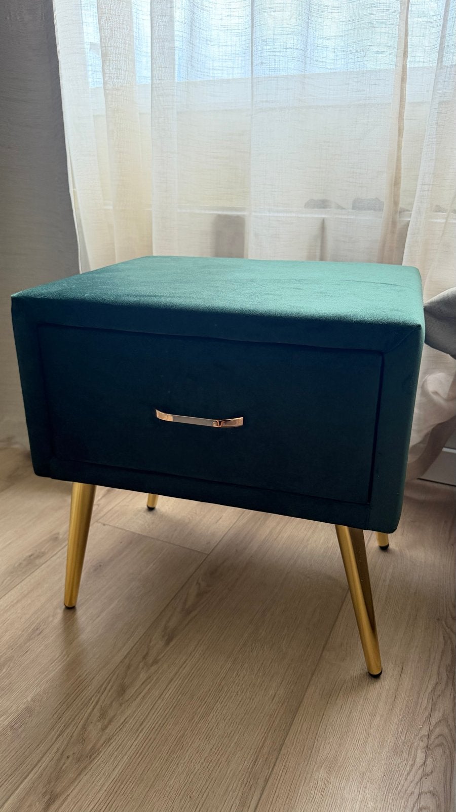 Groene fluwelen nachtkastje met goudkleurige poten, Ophalen, Overige materialen, Zo goed als nieuw, 45 tot 65 cm