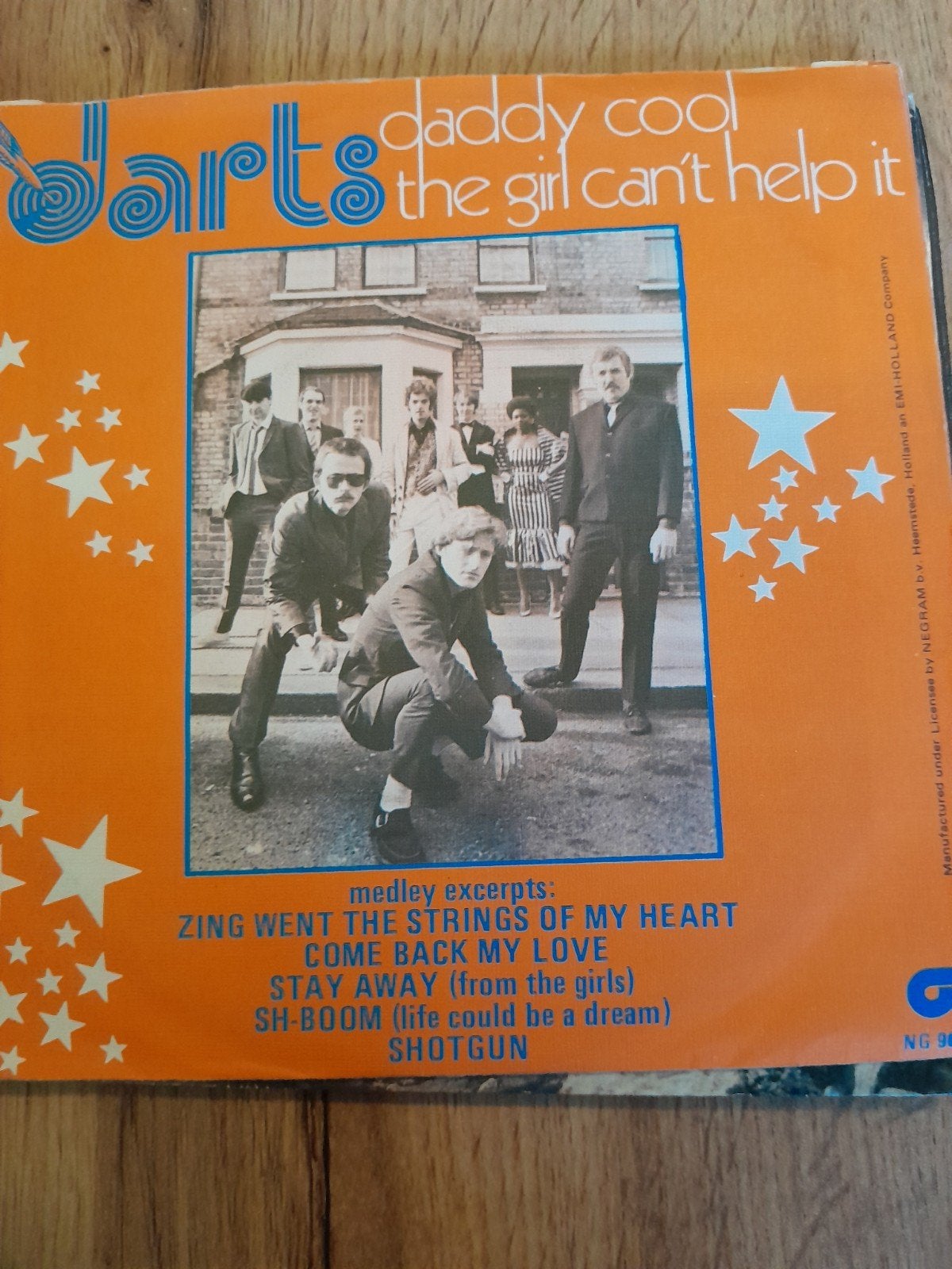 darts 7inch daddy cool / the gril can,t help it, Ophalen of Verzenden, Zo goed als nieuw, Pop