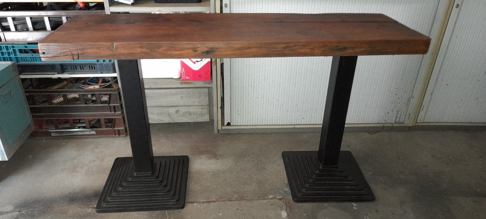Unieke sidetable van oude bielzen en stalen poten, Huis en Inrichting, Gebruikt, 100 tot 150 cm, Industrieel, Landelijk, Robuust