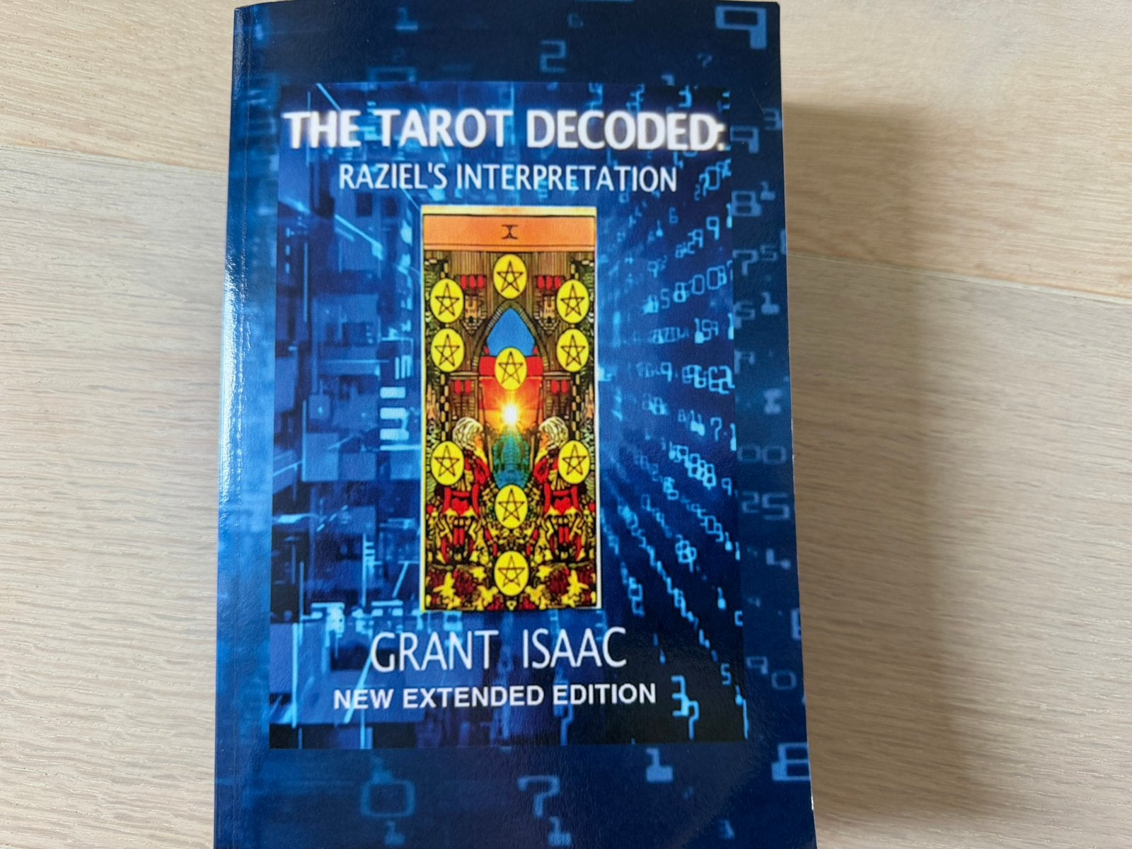 The tarot decoded, Grant Isaac, Ophalen of Verzenden, Zo goed als nieuw, Tarot of Kaarten leggen, Overige typen