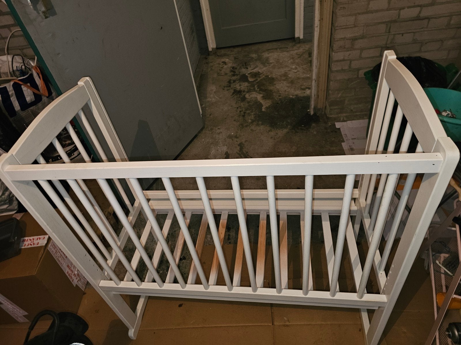 Wit houten ledikantje voor baby of peuter, Ophalen of Verzenden