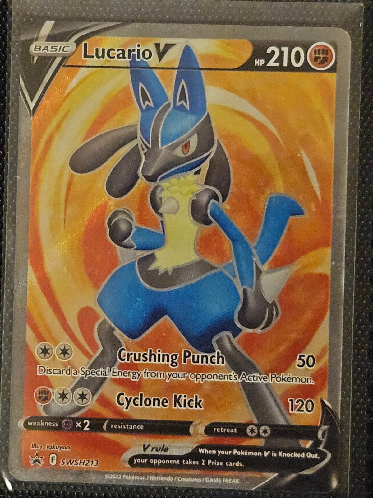 Pokemon Lucario V SWSH 213, Ophalen of Verzenden, Zo goed als nieuw, Losse kaart, Foil