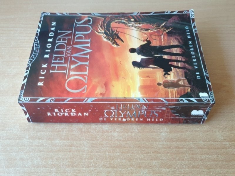 Rick Riordan - De Verloren Held, Boeken, Ophalen of Verzenden, Gelezen, Rick Riordan