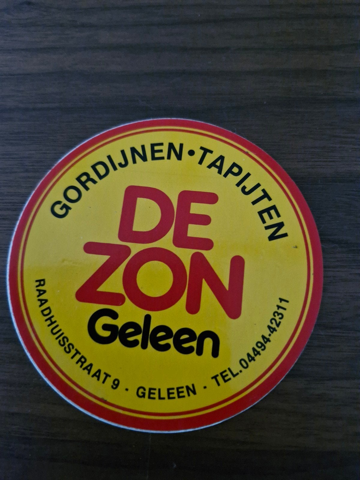 9193 Vintage sticker 'De Zon Geleen' Gordijnen Tapijten, Ophalen of Verzenden, Gebruikt, Bedrijf of Vereniging