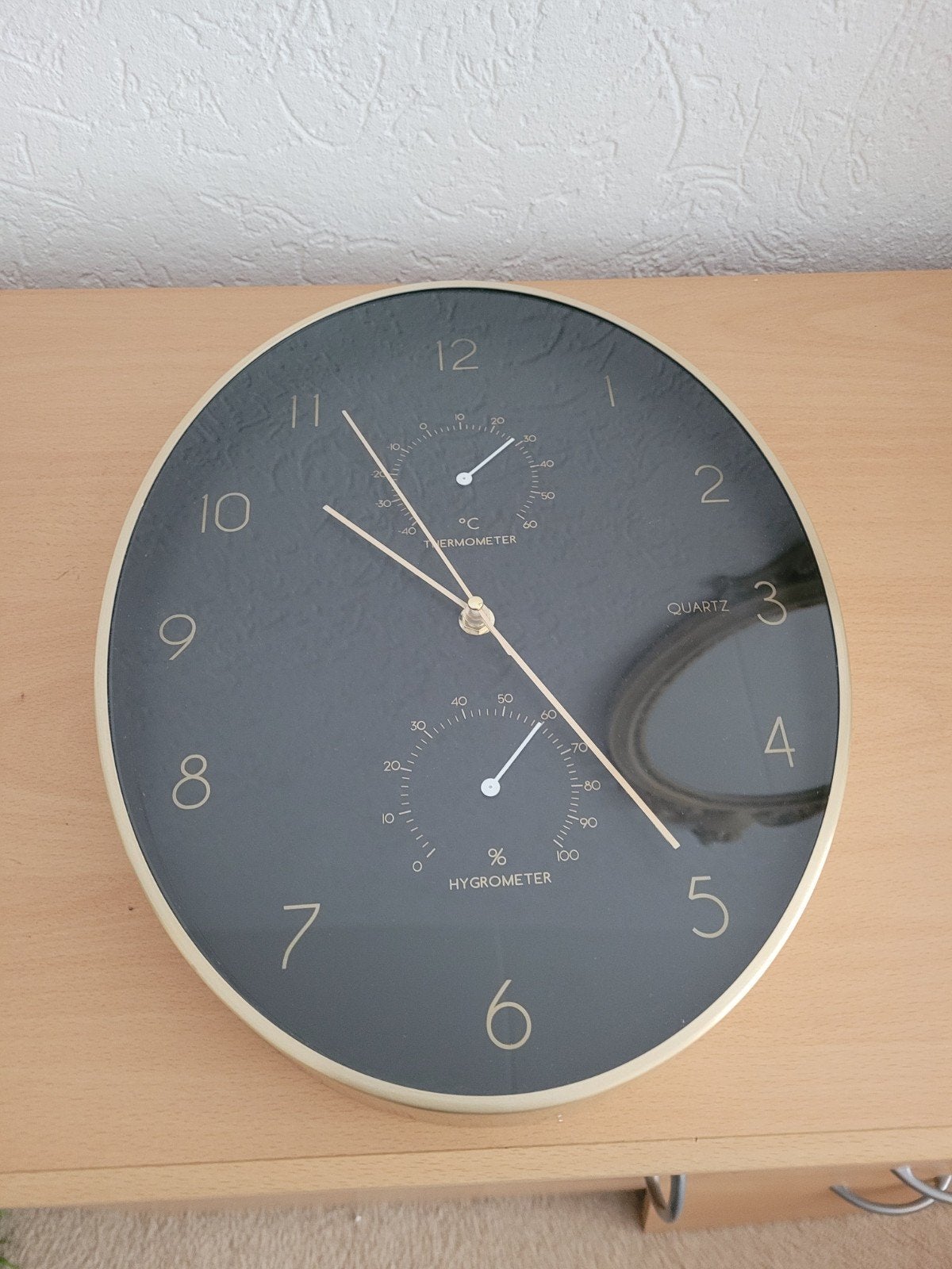 Moderne wandklok met thermometer en hygrometer - Goud/Zwart, Onbekend, Ophalen of Verzenden, Zo goed als nieuw, Onbekend