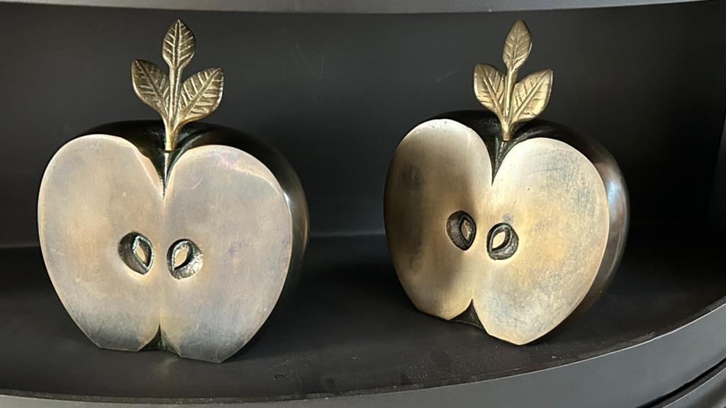 2 metalen boekensteunen appel helften brons? messing? apko?, Antiek en Kunst, Curiosa en Brocante, Ophalen of Verzenden