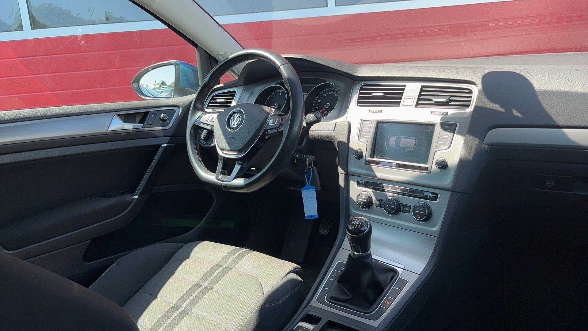Volkswagen Golf 1.0 TSI Business Edition Connected TREKHAAK, Voorwielaandrijving, Stof, Gebruikt, Blauw