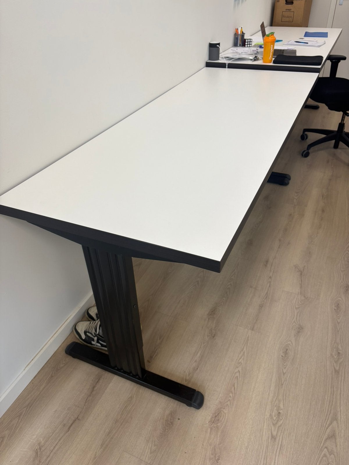 Verstelbaar bureau - wit met zwart, Ophalen, Hout, Zo goed als nieuw, Computerbureau