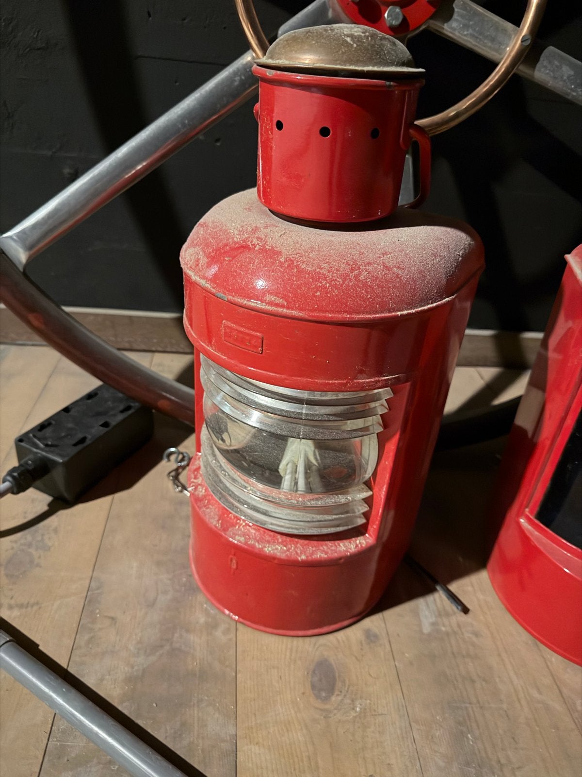 Vintage rode scheepslantaarn met koperen details, Antiek en Kunst, Antiek | Lampen, Ophalen