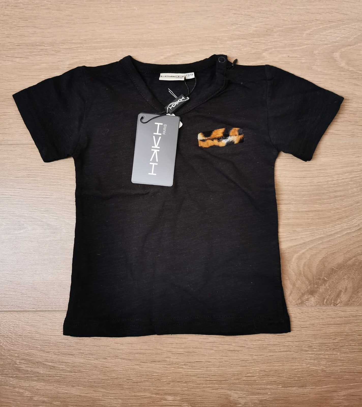 Nieuw HKKH t-shirt zwart luipaardprint maat 12-18 maanden, Kinderen en Baby's, Babykleding | Maat 86, Ophalen of Verzenden, Nieuw