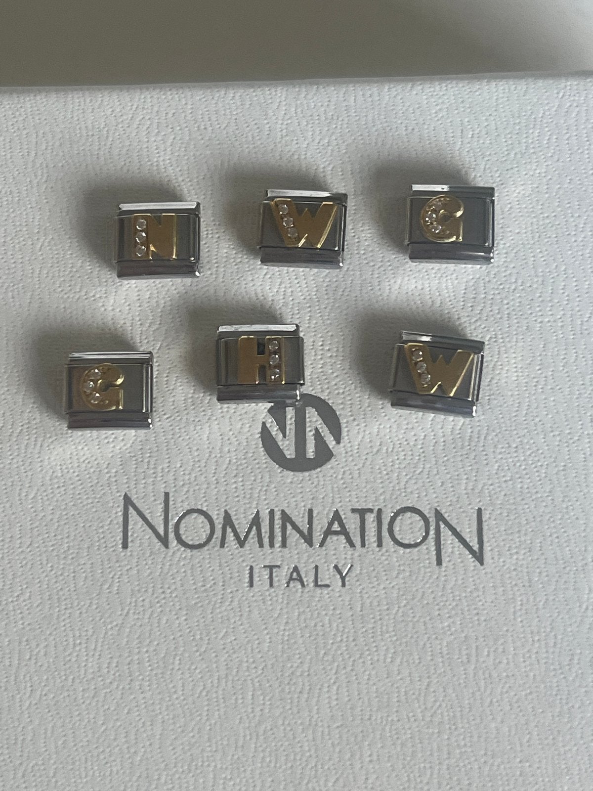 Nomination classic bedels gouden letters zirconia steentjes, Nieuw, Ophalen of Verzenden, 4 bedels of meer, Goud