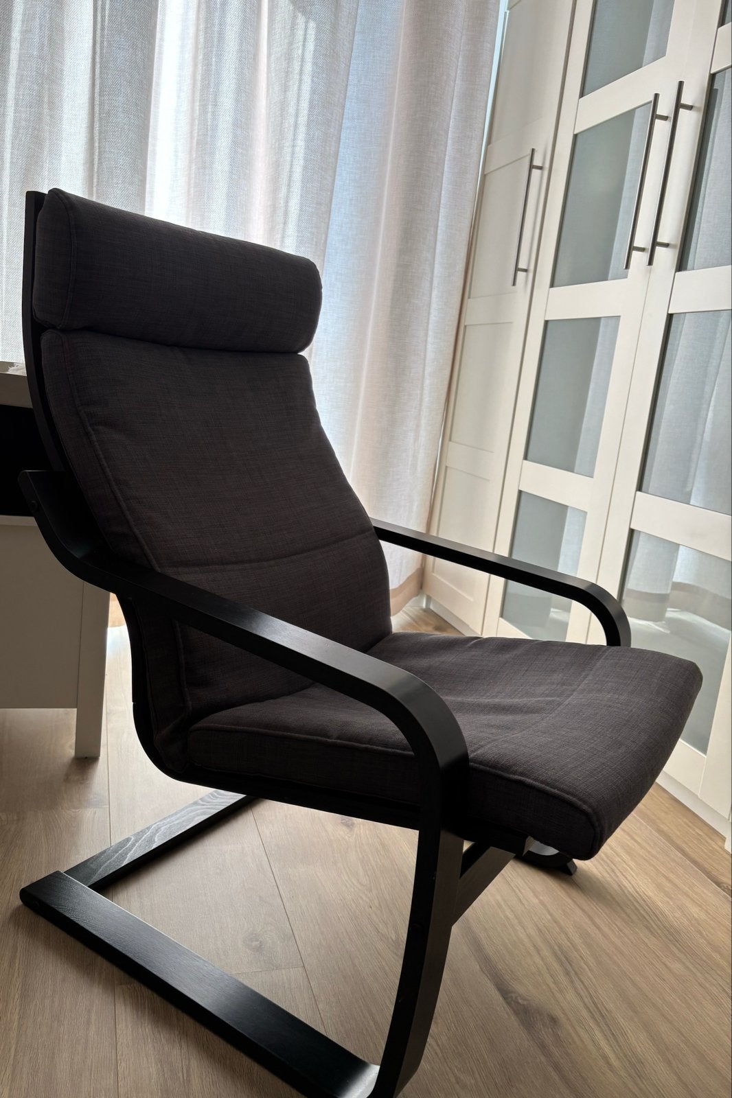 Comfortabele donkergrijze stoel met houten frame, Huis en Inrichting, Stoelen, Gebruikt, Eén, Hout, Grijs, Ophalen