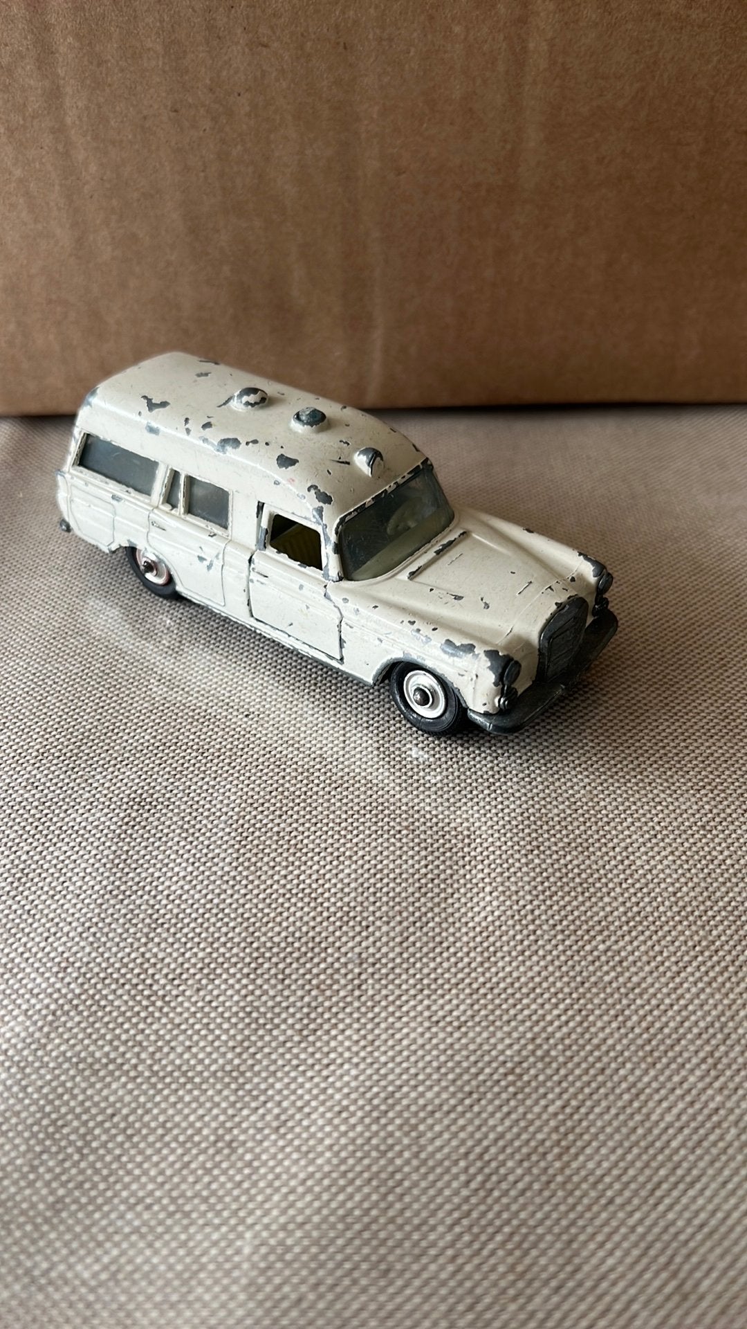 Vintage 1968 Lesney Matchbox Mercedes Benz "Binz" Ambu nr3, Ophalen of Verzenden, Zo goed als nieuw