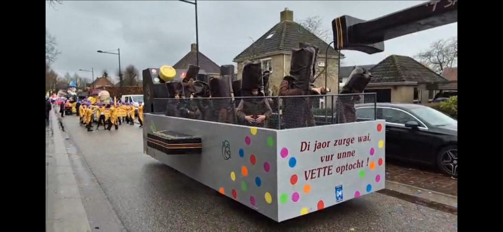Carnavalswagen met verklede deelnemers, Hobby en Vrije tijd, Ophalen, Gebruikt, Kostuum, Carnaval
